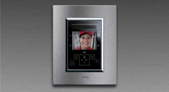 Video interfon sa funkcijama kućne automatike, sa maskom od brušenog aluminijuma