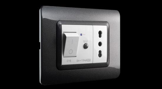 Domus šuko utičnica sa zaštitom (automatski osigurač+diferencijalna sklopka) sa maskom Tehnopolimero od plastike metalik tamnosive boje